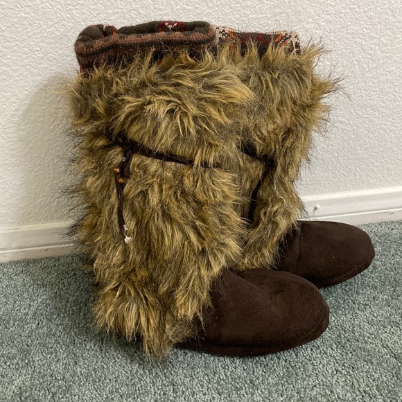 Muk Luks Shoes | Original Mukluks Fuzzy Faux Fur Boot Slippers | Color: Brown/Tan | Size: 8 | Markalarky's Closet